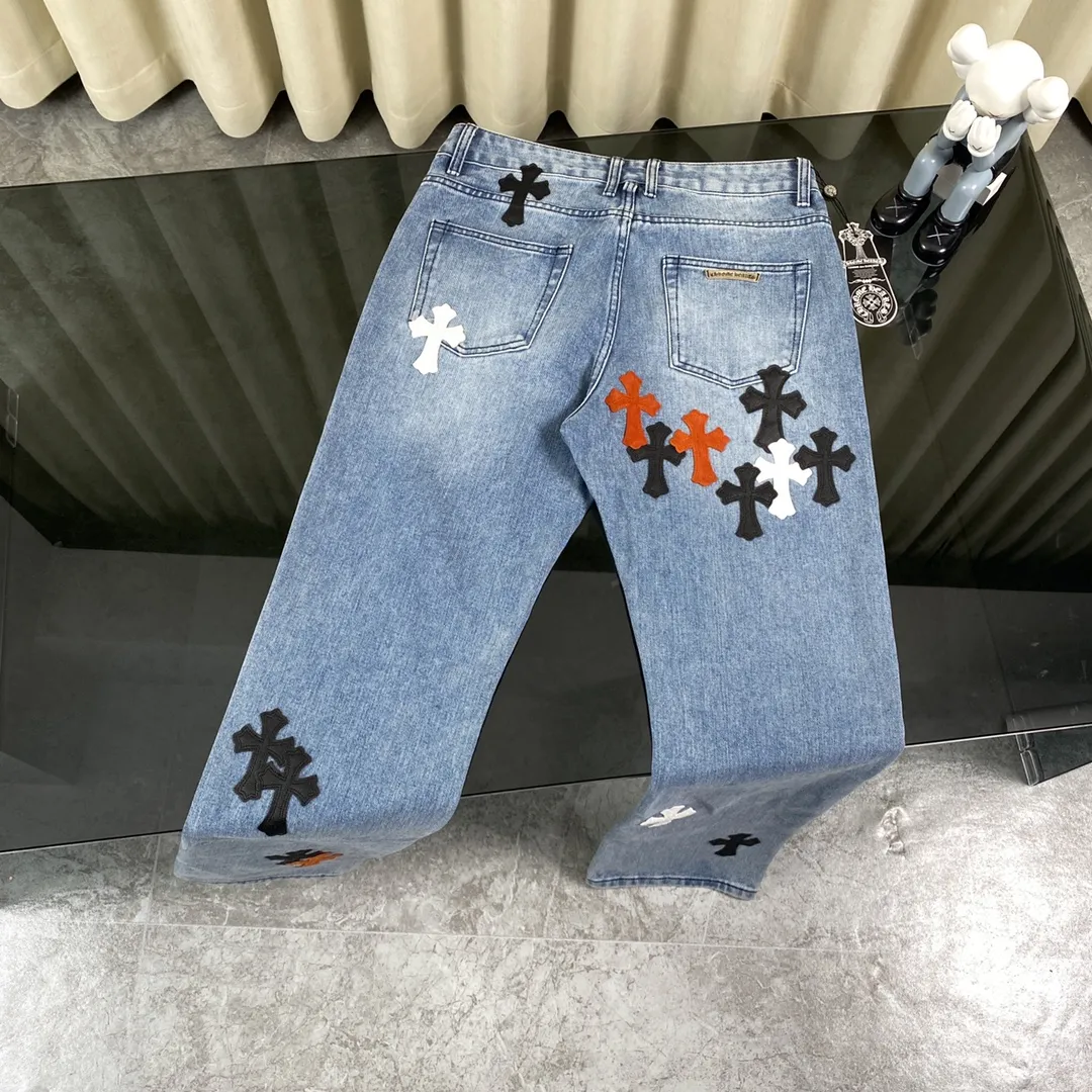 🅿️340 Chrome hearts new city-limited flame blue jeans Chrome hearts city-limited jeans Hardware customization Original development vintage levis American-made 501 black and gray base version Levi's American-made 501 base version Imported sheepskin 925 silver remake [Top heavy industry fashionable design] Consistently made in high street luxury style. Speaking of this style, the Zangyin family and GU family are definitely the leading representative brands. Especially the Zangyin family has really achieved a state-of-the-art effect in creating high street style. The unique washed material is used to create this style. The color system is quite eye-catching. It is decorated with patchwork cross flowers, which cleverly highlights the charm of the brand. Secondly, this style uses classic The high-waist cutting design highlights the long legs and fashionable temperament of the upper body. The brand is highly recognizable and the slim fit configuration is more suitable for daily wear. It is a product that interprets personality, fashion, and specifications at a glance. This single product is enough to make any fan excited. It can be a white T-shirt for youthful preppy style, or a tight suspender for lady style. It has strong matching ability and can be easily controlled by men.  [Material and craftsmanship] Needless to say, this point goes without saying. As an excellent craftsman brand, Zangyin has really perfect requirements for details and craftsmanship. The washed color of this model has gone through so many processes, not to mention the embellishment of the denim appliqués. It is also purely handmade and sewn. Just like what they believe in, only handmade things have soul and have the meaning of wear. A top-notch heavy-duty fashionable denim item, I look forward to your perfect interpretation! !  Color: Blue Size: S M L XL